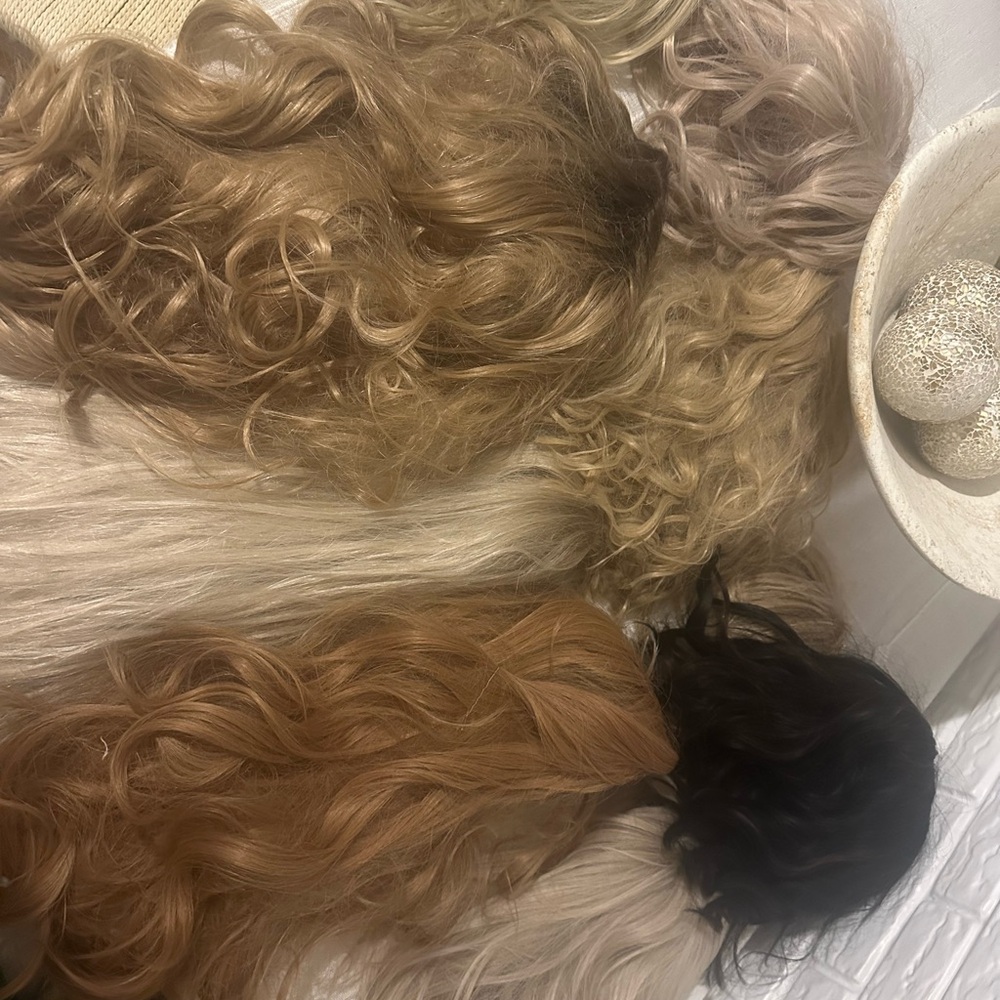 Wig lot. 4 bobs 3 long lace front 1 bang 1 pony extension